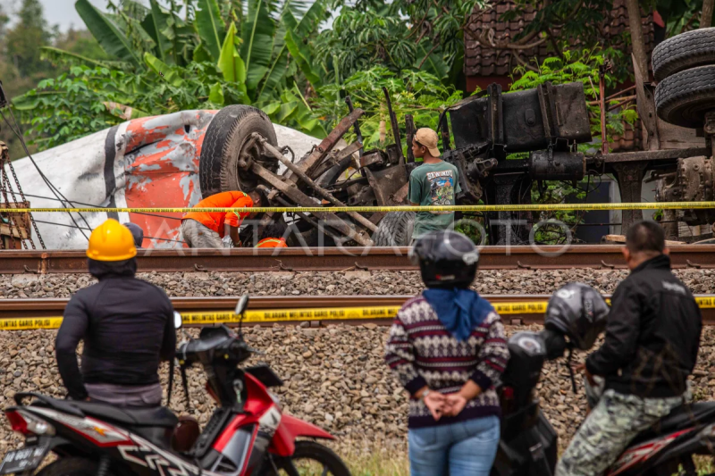 Kereta api Taksaka tertemper truk di Yogyakarta