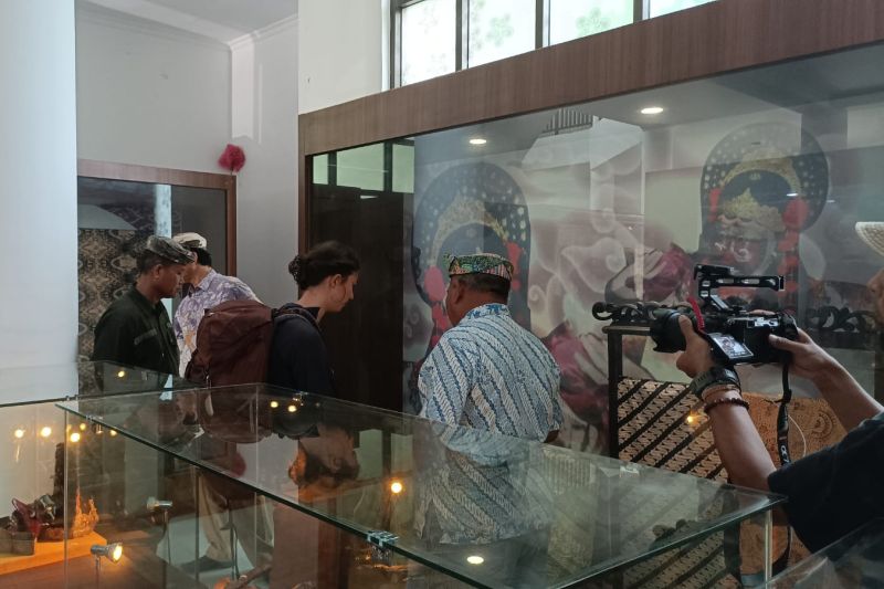 Disbudpar Cirebon kenalkan batik khas Ciwaringin ke turis asing