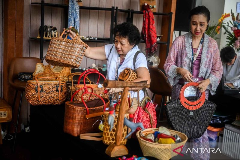 Mempromosikan produk pada Pameran UMKM Cerita Nusantara 2024