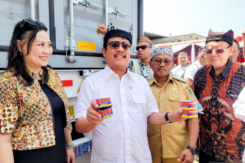 menteri-kkp-lepas-ekspor-perdana-ikan-tuna-kaleng-di-banyuwangi