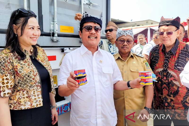 menteri-kkp-lepas-ekspor-perdana-ikan-tuna-kaleng-di-banyuwangi