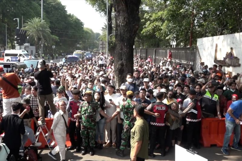 Situasi di depan Masjid Istiqlal saat kedatangan Paus Fransiskus