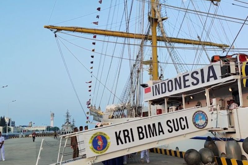 Kapal layar latih KRI Bima Suci bersandar di Shanghai