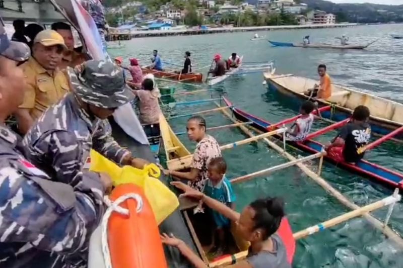 TNI AL Jayapura salurkan 100 paket sembako kepada nelayan