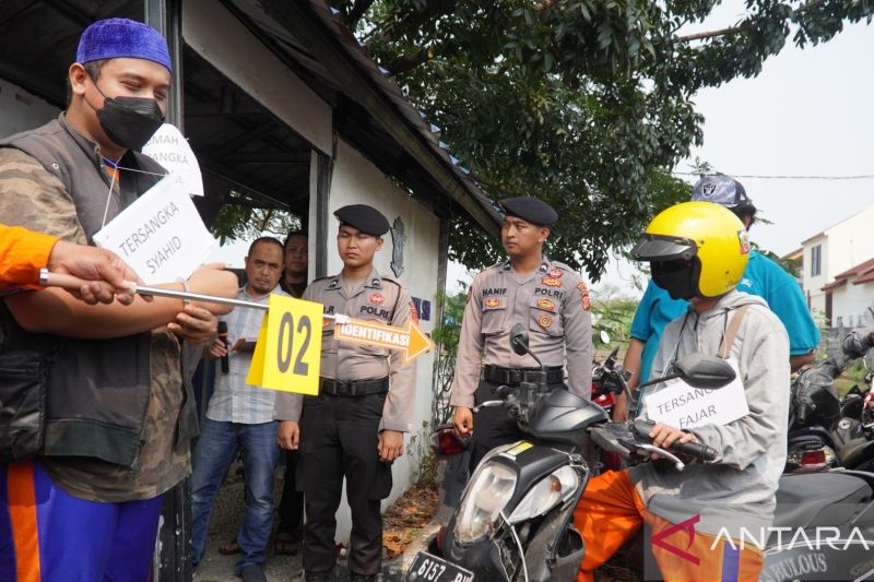 Polres Karawang rekonstruksi kasus penganiayaan rombongan kiai NU