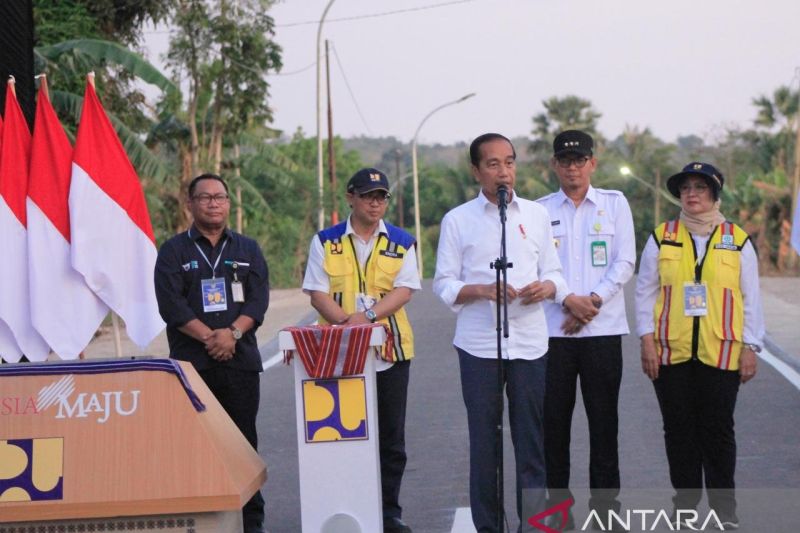 Presiden Jokowi meresmikan 27 ruas jalan IJD di NTT