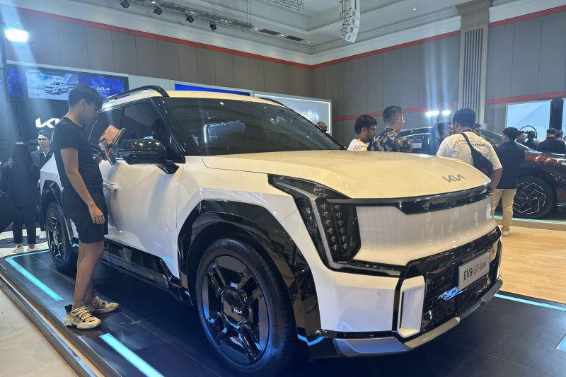 kia-ev9-sabet-piala-emas-penghargaan-desain-idea-2024