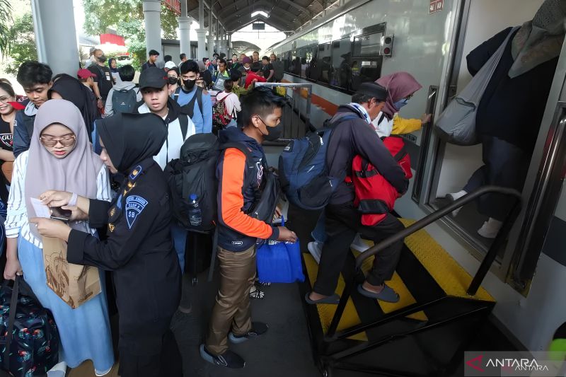 Daop Surabaya catat ketepatan waktu berangkat KA capai 99,91 persen