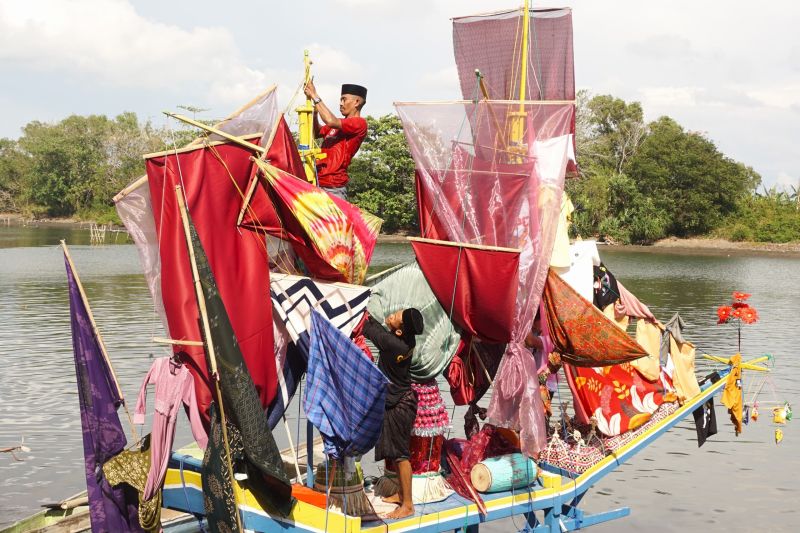 Perahu hias peserta 