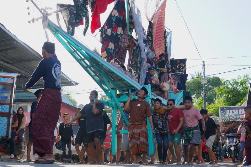 Perahu hias peserta