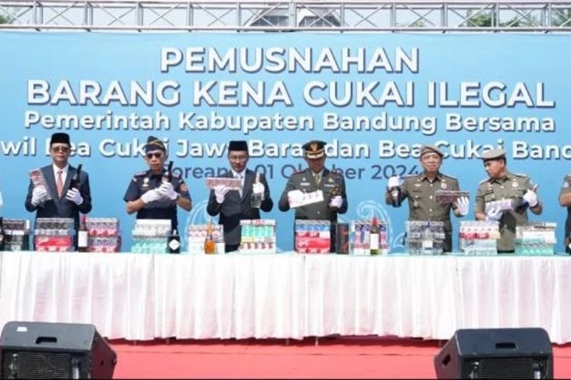 Bea Cukai Bandung dan Satpol PP Kabupaten Bandung Musnahkan 4,5 Juta Batang Rokok dan Miras Ilegal