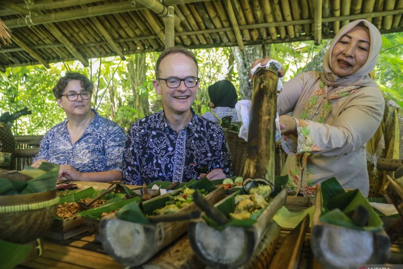 Dubes Inggris untuk Indonesia kunjungi situs sejarah cengkeh di Ternate