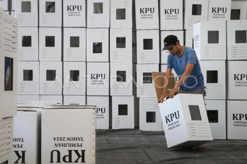 Perakitan kotak suara di KPU Kota Mataram