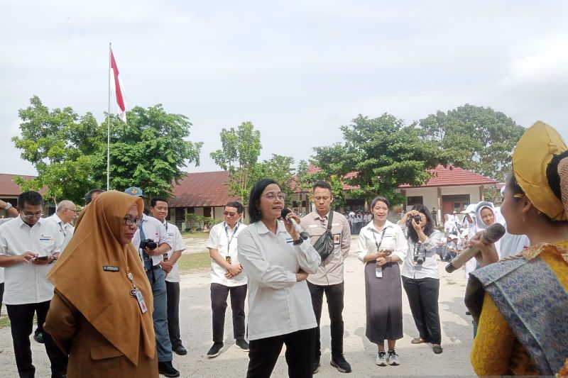 Menkeu Sri Mulyani beri motivasi pelajar SMA Negeri 1 Tanjung Pandan