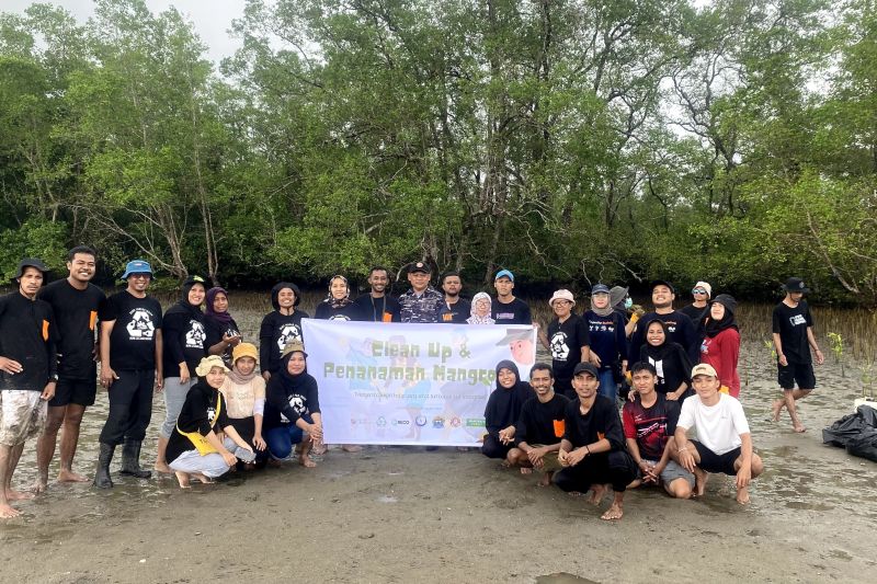 BSI Bumi Lestari bersama anak pesisir menanam 1.000 mangrove di Ambon