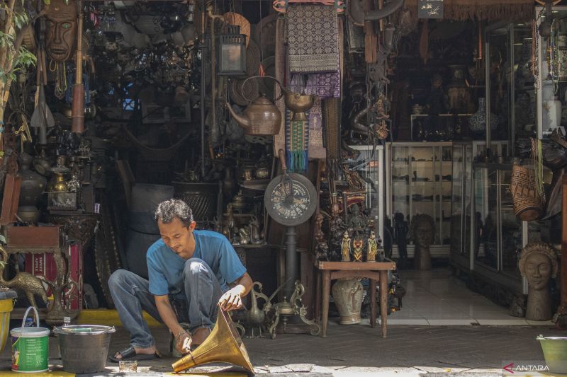Rekomendasi pasar loak di Jakarta untuk berburu barang antik
