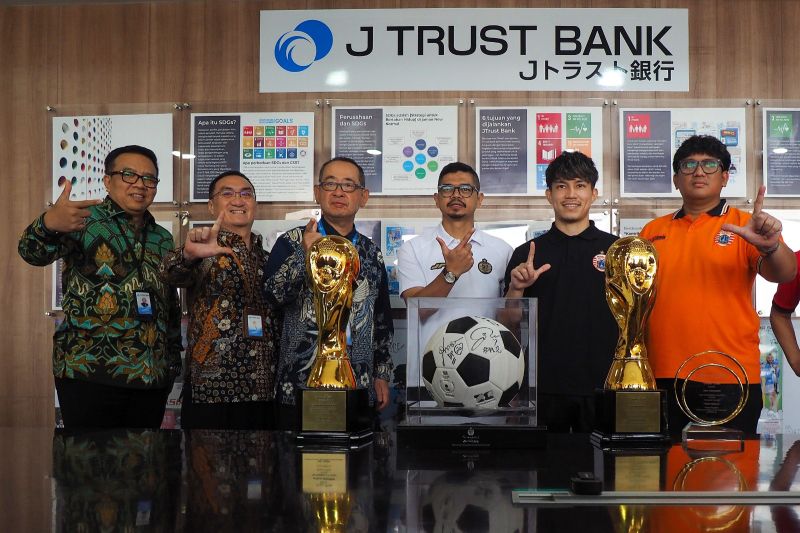 j-trust-bank-persija-luncurkan-tabungan-dan-kartu-debit-untuk-fans