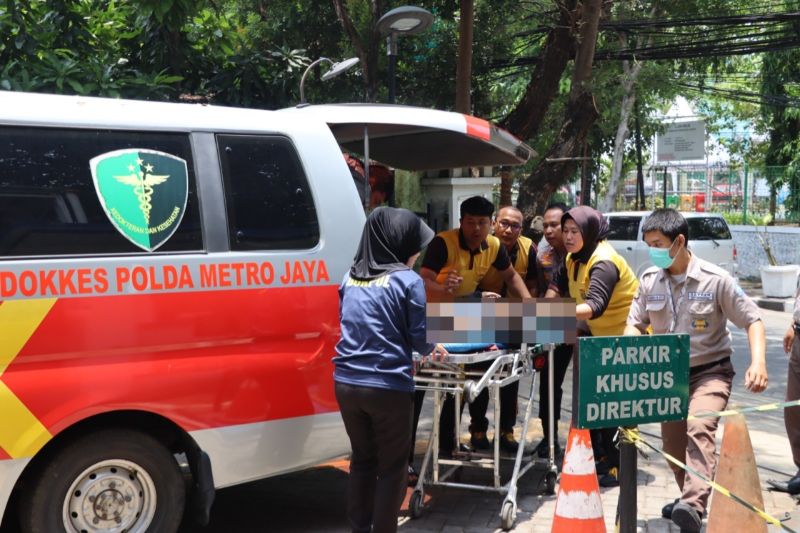 warga-evakuasi-wanita-yang-menceburkan-diri-bersama-bayi-di-ancol