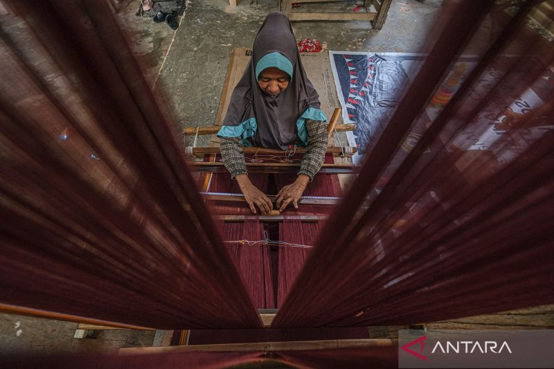 Perajin tenun tradisional di Kendari