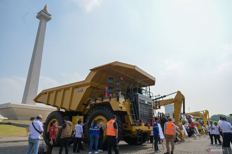 puluhan-alat-berat-tambang-merapat-dekat-emas-monas-rayakan-hari-pertambangan-energi