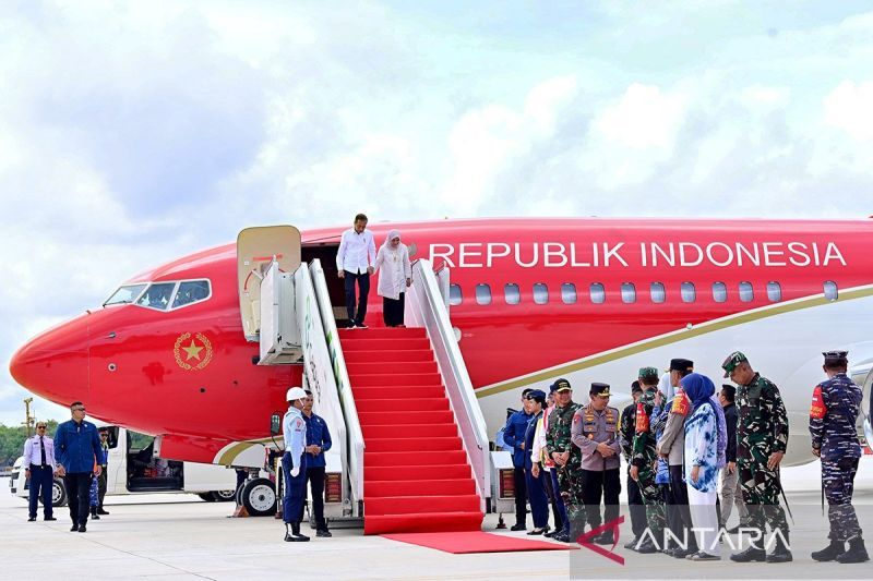 Pesawat Kepresidenan Boeing 737 mendarat perdana di Bandara Nusantara