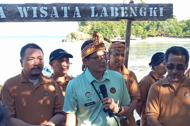 menparekraf-serahkan-kima-boe-untuk-budidayakan-di-wisata-labengki