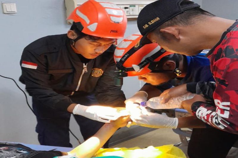 Damkar Sleman bantu lepaskan cincin yang nyangkut di jari anak