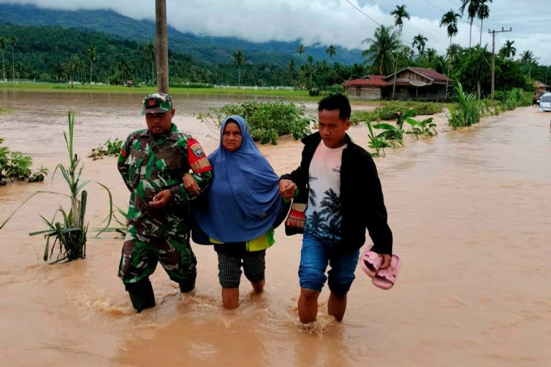 Ratusan TNI dikerahkan bantu warga terdampak banjir di Aceh Tenggara