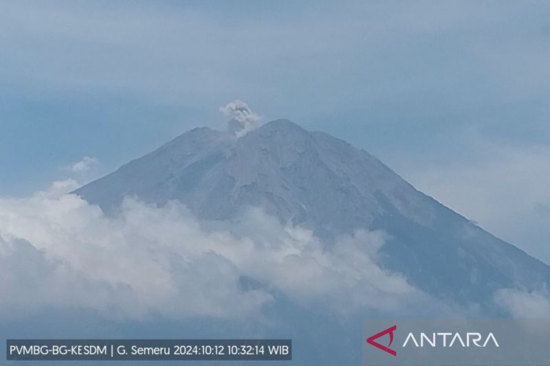 Gunung Semeru di Jawa Timur tujuh kali erupsi pada Sabtu pagi