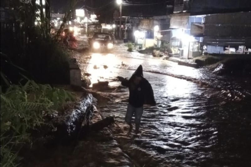 BPBD Aceh Tenggara kerahkan ekskavator tutup sejumlah tanggul jebol