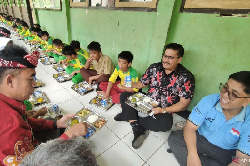 Urgensi Program Makan Bergizi Gratis bagi Indonesia Emas 2045