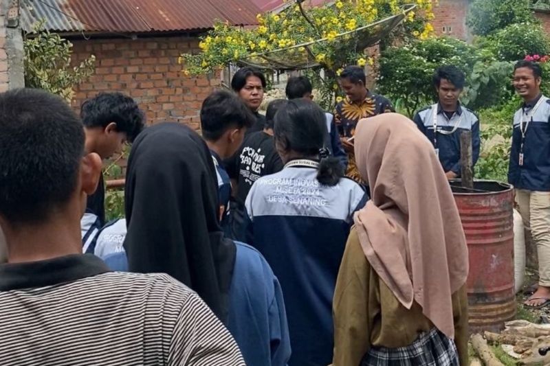 Mahasiswa Unja ajarkan warga olah limbah sekam padi jadi biochar