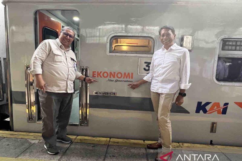 dirjen-perkeretaapian-kereta-ekonomi-di-pasar-senen-berasa-eksekutif