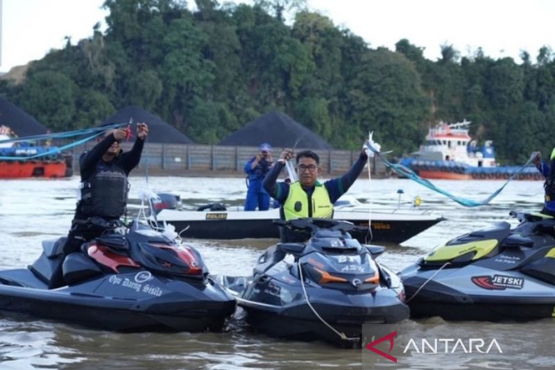 pj-gubernur-kaltim-mempromosikan-wahana-jetski-di-sungai-mahakam