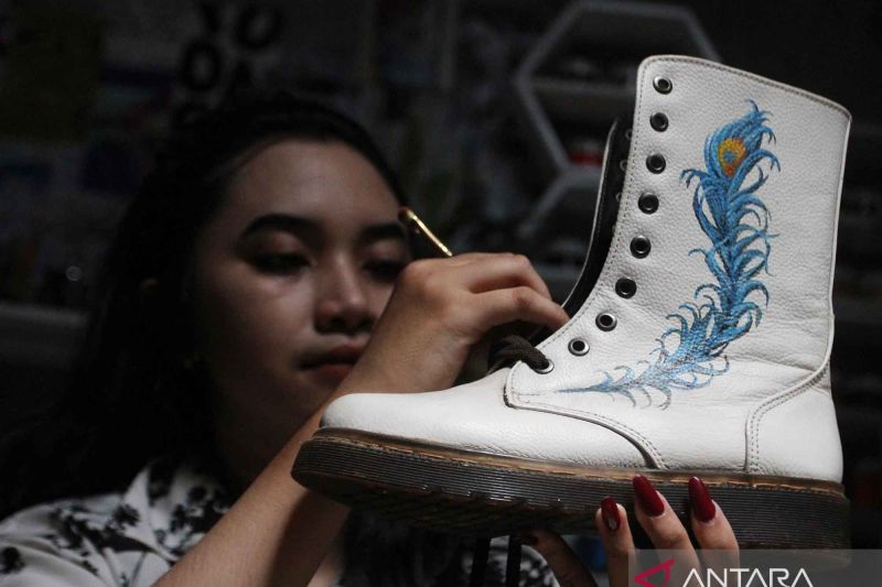 Produk sepatu lukis dari usaha generasi Z tembus ekspor