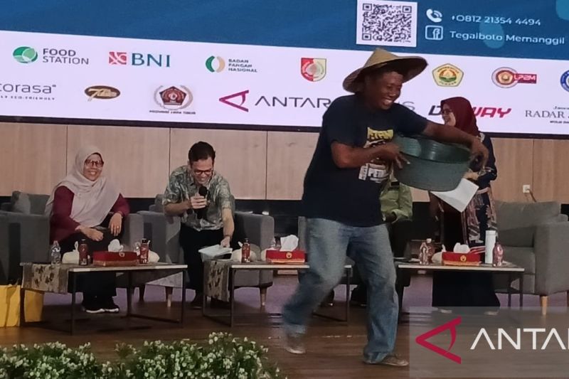 Petani Jember membagikan beras gratis peringati Hari Pangan Sedunia