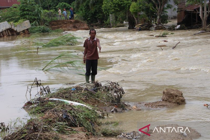 TNI bantu distribusi logistik ke posko pengungsi banjir Aceh Tamiang