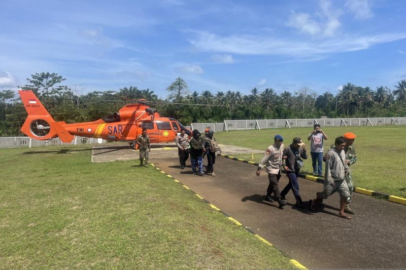 Tim SAR evakuasi seluruh nelayan dari bangunan bekas dermaga