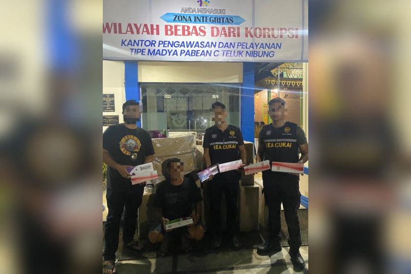 Hentikan Minibus, Bea Cukai Teluk Nibung Amankan Ratusan Ribu Batang Rokok Ilegal