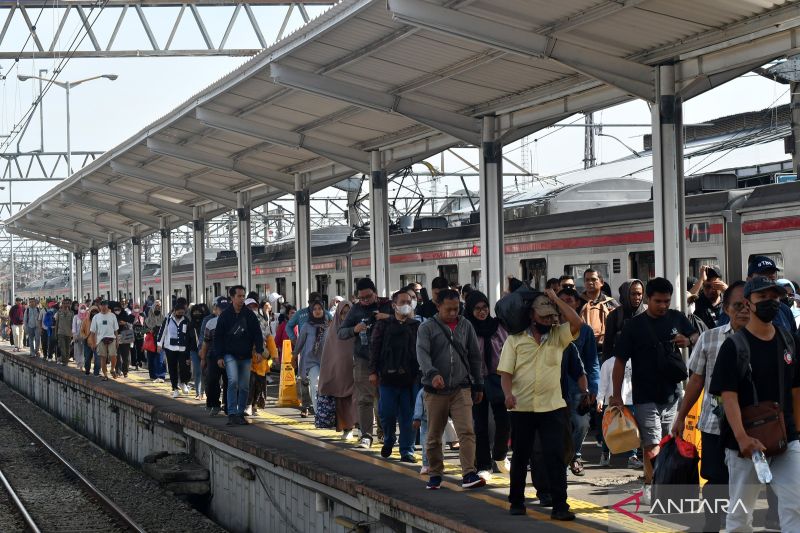 Rayakan pelantikan presiden dan wapres, tarif KRL Commuter Line hanya Rp1