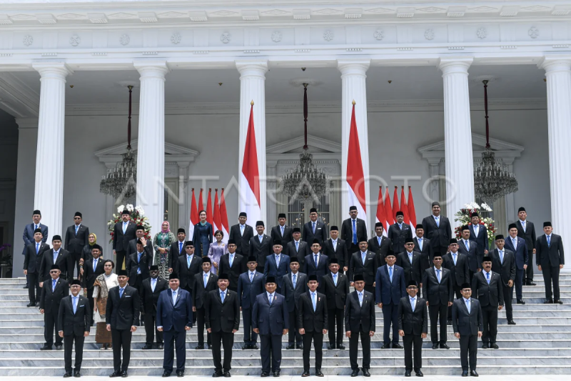 Presiden berfoto bersama Menteri Kabinet Merah Putih