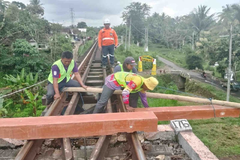 KAI ganti bantalan rel kayu ke sintetis guna tingkatkan keselamatan KA