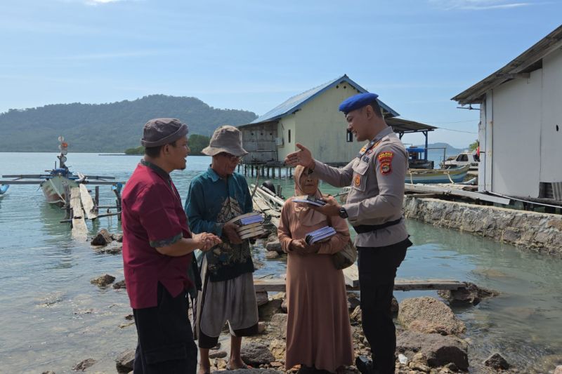 Polres Lamsel salurkan Al Quran untuk anak-anak di Pulau Rimau