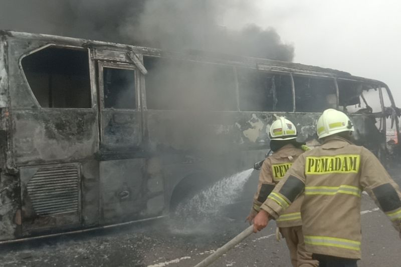 Bus pariwisata terbakar, polisi sebut ada percikan api di aki AC