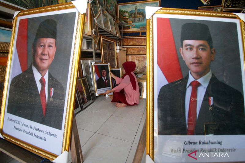 penjualan-pigura-foto-presiden-prabowo-subianto-dan-wakil-presiden-gibran-rakabuming-raka