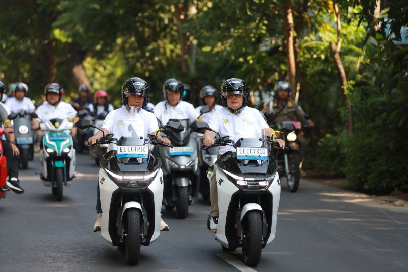 PLN Jatim kembali pecahkan rekor MURI konvoi motor listrik terbanyak 