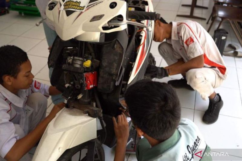 PLN gandeng SMKN maknai Sumpah Pemuda lewat konversi motor listrik