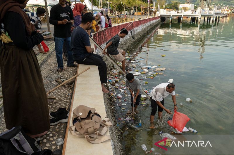 Aksi bersih Pantai Teluk Lalong di Banggai