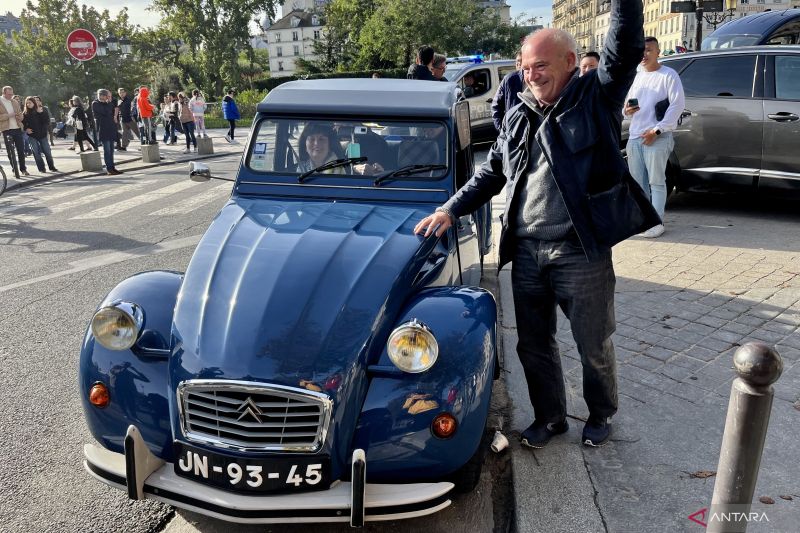 pesona-citroen-2cv-klasik-di-jantung-kota-paris