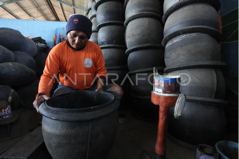 Produk kerajinan dari limbah di Surabaya